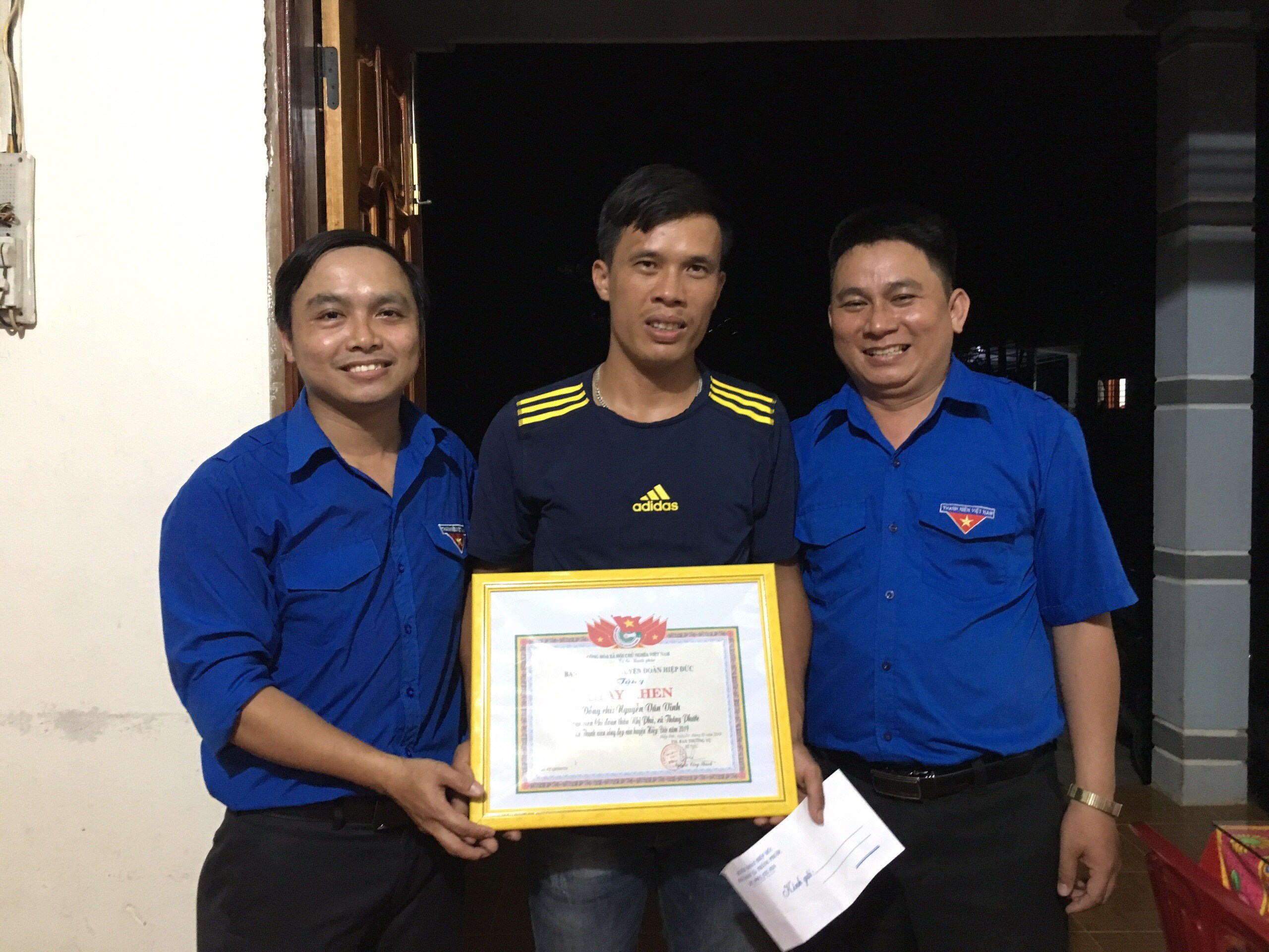Khen tặng hai thanh niên dũng cảm cứu người đuối nước